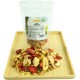 Trockenfrüchtemischung für Haustiere, die auf einem Holztablett präsentiert wird, mit einer klaren Tüte, die "Obst Mischung" enthält und Stücke von Banane, Apfel und Erdbeere.