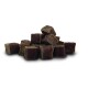 Une pile de petites friandises pour chiens en forme de cube, marron foncé, avec une texture légèrement rugueuse, sur un fond blanc.