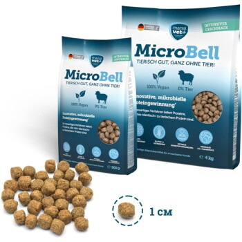 Rückseite eines Haustierfutterbeutels mit der Aufschrift "MicroBell," mit einem blauen Farbverlauf-Design, 900g Gewicht und Text, der es als 100% vegan hervorhebt.
