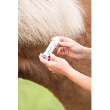 Eine Person hält eine Tube mit der Aufschrift "Hydro Repair Gel" und trägt sie auf das Fell eines Pferdes auf, was die Verwendung des Produkts für die Pferdepflege zeigt.