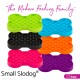 Bunte, knochenförmige LickiMat-Futtermatten für Haustiere in Grün, Blau, Schwarz, Orange, Pink und Lila mit den Texten „The Modern Feeding Family“ und „Small Slodog“.