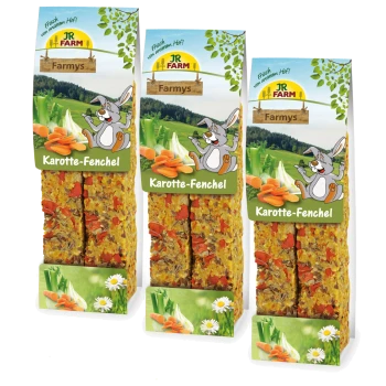 Trzy opakowania przysmaków dla zwierząt "Karotte-Fenchel" od JR Farm, z rysunkowym królikiem, marchewkami i fenkułem na trawiastym tle.