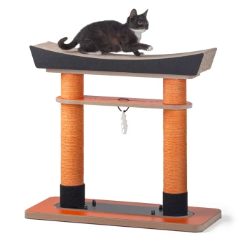 Design-Kratzmöbel Torii Eine schwarz-weiße Katze sitzt auf einem modernen Katzenbaum mit einer gebogenen Kratzfläche, die zwei orangefarbene Kratzpfosten und ein hängendes Spielzeug hat.