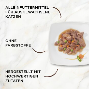Zerkleinertes Nassfutter für Katzen mit Erbsen und Karotten auf einem Teller; deutscher Text: vollständiges Alleinfutter für erwachsene Katzen, ohne Farbstoffe, hochwertige Zutaten.