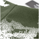 Ein brauner und schwarzer Hund, der einen dunkelgrünen Fleece-Mantel trägt, zeigt seine Hinterbeine und den Schwanz vor einem weißen Hintergrund.