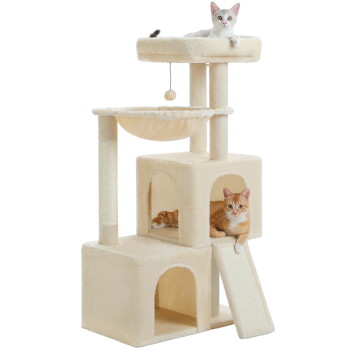Beiger mehrstufiger Kratzbaum mit zwei Katzen, eine weiß-grau in der Hängematte, eine orange im unteren Versteck.