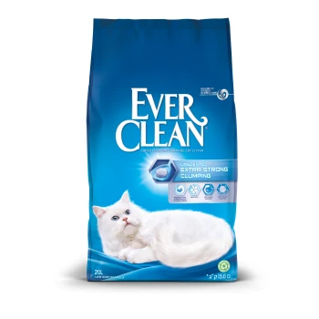 Sac bleu de litière pour chats Ever Clean avec un chat blanc allongé dessus, étiqueté "Sans parfum Extra Fort" et "Formule 20L à faible poussière."