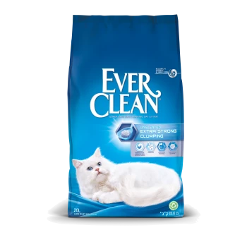 Blaue Tüte Ever Clean Katzenstreu mit einer weißen Katze, die oben liegt, beschriftet mit "Geruchsneutral Extra Stark Klumpend" und "20L Niedrigstaub-Formel."