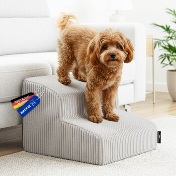 Brauner, lockiger Hund steht auf grauen, geriffelten Haustier-Treppen neben weißem Sofa; Etikett: 'DEUTSCHE MARK' und 'MADE IN EU'