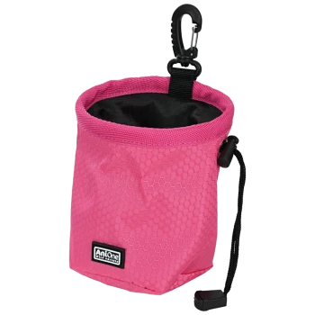 Eine rosa Leckerlitasche für Haustiere mit einem sechseckigen Muster, mit einem schwarzen Innenraum, einem Clip zur Befestigung und einem Kordelzugverschluss.
