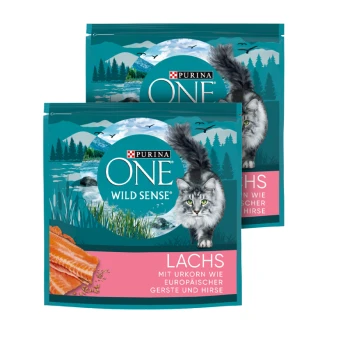 Zwei Purina ONE Wild Sense Katzenfutterpackungen mit einer grauen Katze, Lachsbildern und deutschem Text.