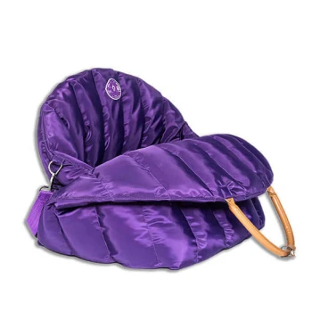 Lila Haustierbett mit einem plüschigen, gesteppten Design und einem Ledergriff, ideal für kleine Hunde oder Katzen.