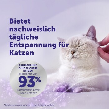 Entspannte weiße Katze wird gestreichelt; deutscher Text: 'Bietet nachweislich tägliche Entspannung für Katzen' und Abzeichen '93%'.