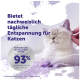 Entspannte weiße Katze wird gestreichelt; deutscher Text: 'Bietet nachweislich tägliche Entspannung für Katzen' und Abzeichen '93%'.