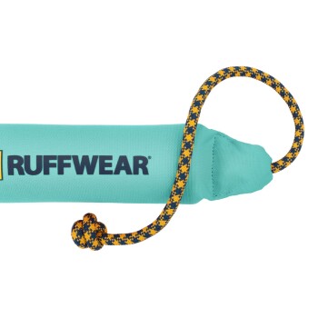 Eine Nahaufnahme eines türkisfarbenen Hundespiels mit dem Markennamen "RUFFWEAR" deutlich sichtbar, mit einem geflochtenen gelben und marineblauen Seil.