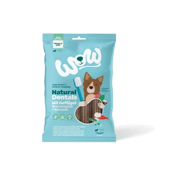 Hundezahnkauartikel in einer blauen Tüte mit der Aufschrift "Natural Dentals" mit Zutaten wie Huhn, Granatapfel und Kokosnussöl.