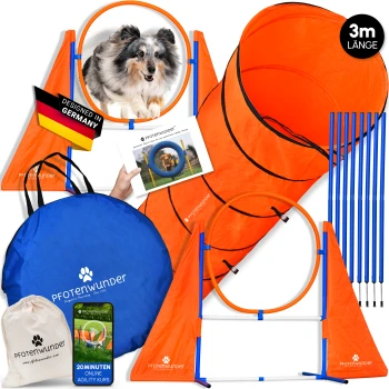 Agility-Trainingsset für Hunde mit einem orangefarbenen Tunnel, einem Reifen und blauen Stangen, mit einem Designlabel, das "Designed in Germany" angibt.