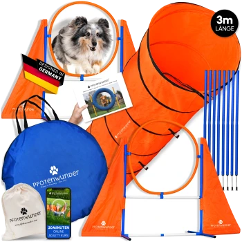 Agility-Trainingsset für Hunde mit einem orangefarbenen Tunnel, einem Reifen und blauen Stangen, mit einem Designlabel, das "Designed in Germany" angibt.