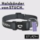 Ein stilvolles Hundehalsband von STUCH, mit einer schwarzen Schnalle, grauem Riemen und einem Anhänger, der "PETA APPROVED VEGAN" liest.
