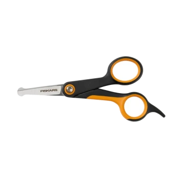 Fiskars-Haustierschere mit stumpfer Spitze und schwarz-orangefarbenen Griffen, 'FISKARS' auf der Klinge aufgedruckt.