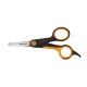 Fiskars-Haustierschere mit stumpfer Spitze und schwarz-orangefarbenen Griffen, 'FISKARS' auf der Klinge aufgedruckt.