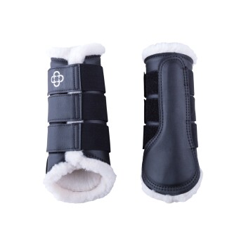 Schwarze Pferdeboots mit weißem Fleecefutter und verstellbaren Riemen, entworfen für Schutz und Komfort beim Reiten.