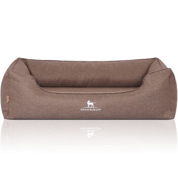 Braunes Hundebett mit plüschigem Design, mit dem Logo "KNUFFELWUFF" in Weiß auf der Vorderseite.