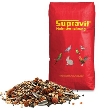Roter Supravit Heimtiernahrung-Beutel mit Vögeln, Kaninchen und Hahn abgebildet, davor ein Haufen gemischter Samen und getrockneter Beeren