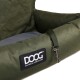 Ein grünes Hundebett mit einem gesteppten Design, mit einem DOOG-Logo-Patch, das 'DOG OWNERS OUTDOOR GEAR' liest, und einem Metallclip an der Seite.