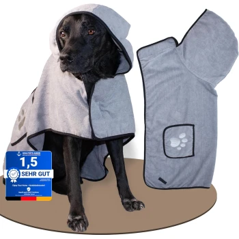 Ein schwarzer Hund trägt einen grauen Kapuzenmantel für Haustiere mit Pfotenabdruckdesign und sitzt auf einer runden Fläche. Ein blauer Aufkleber zeigt "1,5 SEHR GUT."