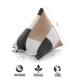Ein dreieckiges Katzenspielzeug, gefüllt mit Katzenminze, mit einer Seitenlänge von 11 cm, mit einem modernen geometrischen Design in Beige, Weiß und Schwarz.