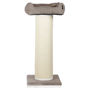 Kratzbaum: cremefarbene Sisalsäule mit taupefarbenem Cord-Sockel und gepolstertem oberem Liegeplatz, kleines schwarzes Etikett.