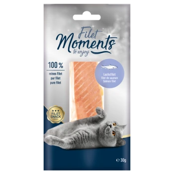 Packung mit "Filet Moments" Katzenleckerlis mit einem Lachsfilet, mit einer verspielten grauen Katze unten und Text, der 100% reines Filet angibt.