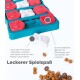 Interaktives Haustierspielzeug mit roten und weißen, knochenförmigen Fächern, mit dem Text 'Leckerer Spielspaß' und verstreuten Leckereien.