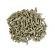 Een stapel kleine, cilindrische, groenachtige-brown pellets, waarschijnlijk huisdier voedsel of beddengoed, op een witte achtergrond.