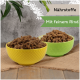 Zwei Schalen mit Haustierfutter, eine gelbe und eine grüne, gefüllt mit braunem, stückigem Fleisch. Der Text lautet "Nährstoffe" und "Mit feinem Rind."