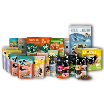 Bunte "Lucky Lou" Haustierfutterprodukte in Beuteln und Schachteln, mit Cartoon-Katzen und deutschem Text.