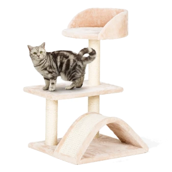 Eine graue getigerte Katze steht auf einem mehrstöckigen Katzenbaum mit weichem beigem Stoff, der zwei Plattformen und einen Kratzbogen bietet.