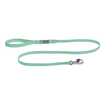 Eine mintgrüne Hundeleine mit einem stabilen Clip und einem Anhänger, der das "RUFFWEAR"-Logo zeigt.