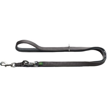 Eine strapazierfähige graue Hundeleine mit einem Metallclip und einem Schlaufenhandgriff, mit einem kleinen grünen Etikett mit dem Markennamen.