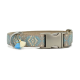Stylisches Haustierhalsband mit einem gewebten Design in Blau und Beige, mit einer silbernen Schnalle und dekorativen Quasten.