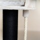 Nahaufnahme eines Katzenbaums mit einem schwarzen, mit Sisal umwickelten Pfosten und einer beigen, plüschigen Plattform, mit einem weißen, verdrehten Seil zum Kratzen.