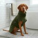 Ein weicher, olivgrüner Hundemantel mit rundem Kragen und einer Tasche mit dem Etikett "THE DOG IDEA."