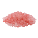 Une pile de petites friandises pour animaux de compagnie en forme d'ovale, roses, scintillant avec une apparence légèrement translucide, sur un fond blanc.