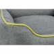 Graues Haustierbett mit einer weichen Textur und leuchtend gelben Paspeln entlang der Kanten, entworfen für Komfort und Stil.