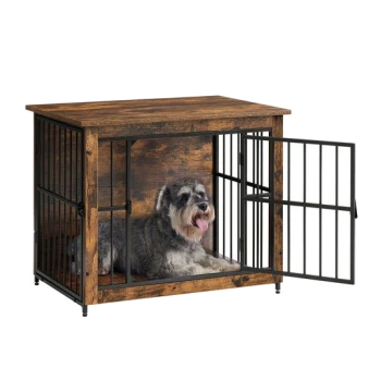 Metall-Hundebox mit rustikalem Holzfinish, Tür offen, ein zotteliger grauer Hund liegt darin, Zunge herausgestreckt