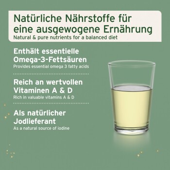 Grünes Etikett mit der Aufschrift 'Natürliche Nährstoffe für eine ausgewogene Ernährung' und englischem Untertitel, listet Omega‑3, Vitamine A & D, Jod auf; Glas mit gelbem Öl.