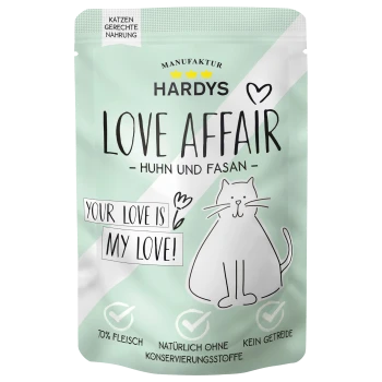 Opakowanie karmy dla kotów "Hardys Love Affair - Huhn und Fasan" z figlarnym kotem, podkreślające "70% Fleisch" i "Bez konserwantów, bez zbóż."