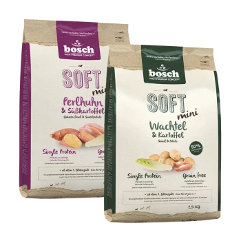 Zwei Taschen Bosch-Hundefutter, beschriftet mit "SOFT mini", mit Geschmacksrichtungen von Perlhuhn & Süßkartoffel und Wachtel & Kartoffel, jeweils 2,5 kg.