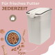 Weißer Futterbehälter mit Deckel und Verschluss, Futternapf und Leckerlis vor pinkem Hintergrund; Text 'Für frisches Futter JEDERZEIT'.